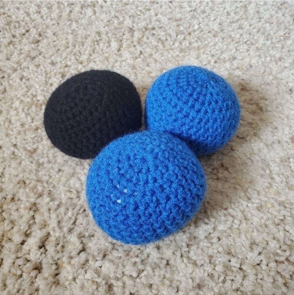Non squeaky crochet dog cat toy. 3 non squeaky balls. Homemade no pop crochet